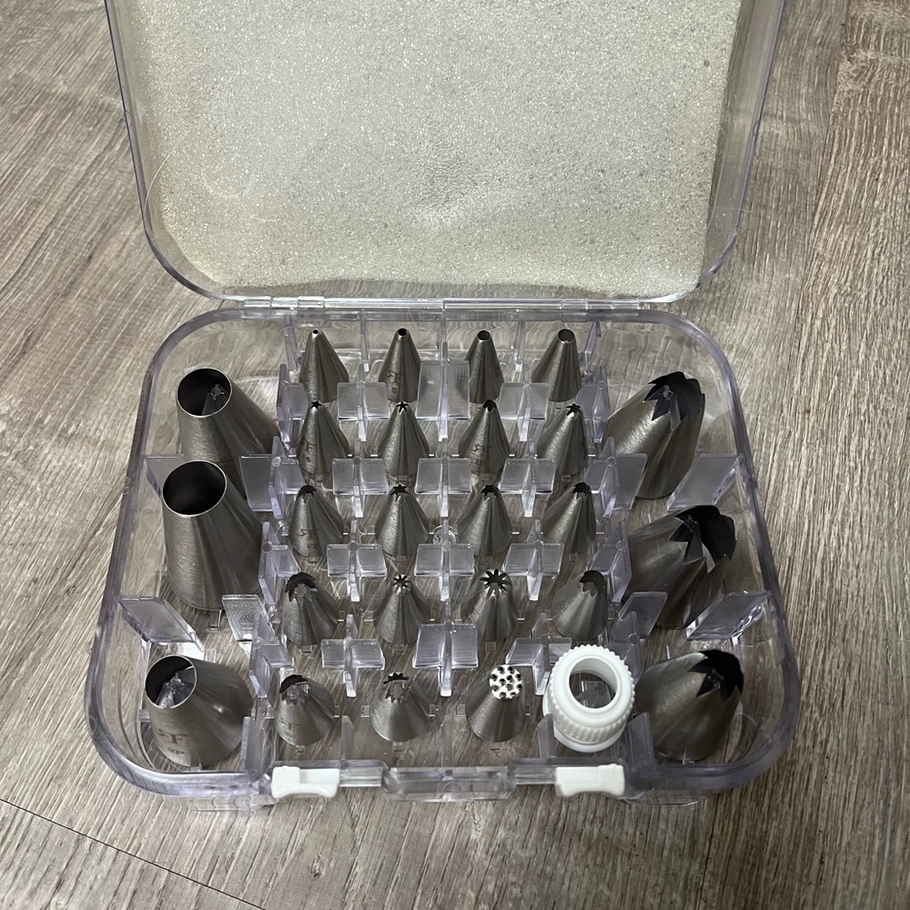🍪☕️❤️Brand New 26 Piece Piping Tips with Plastic Storage Case❤️💕🧁💋